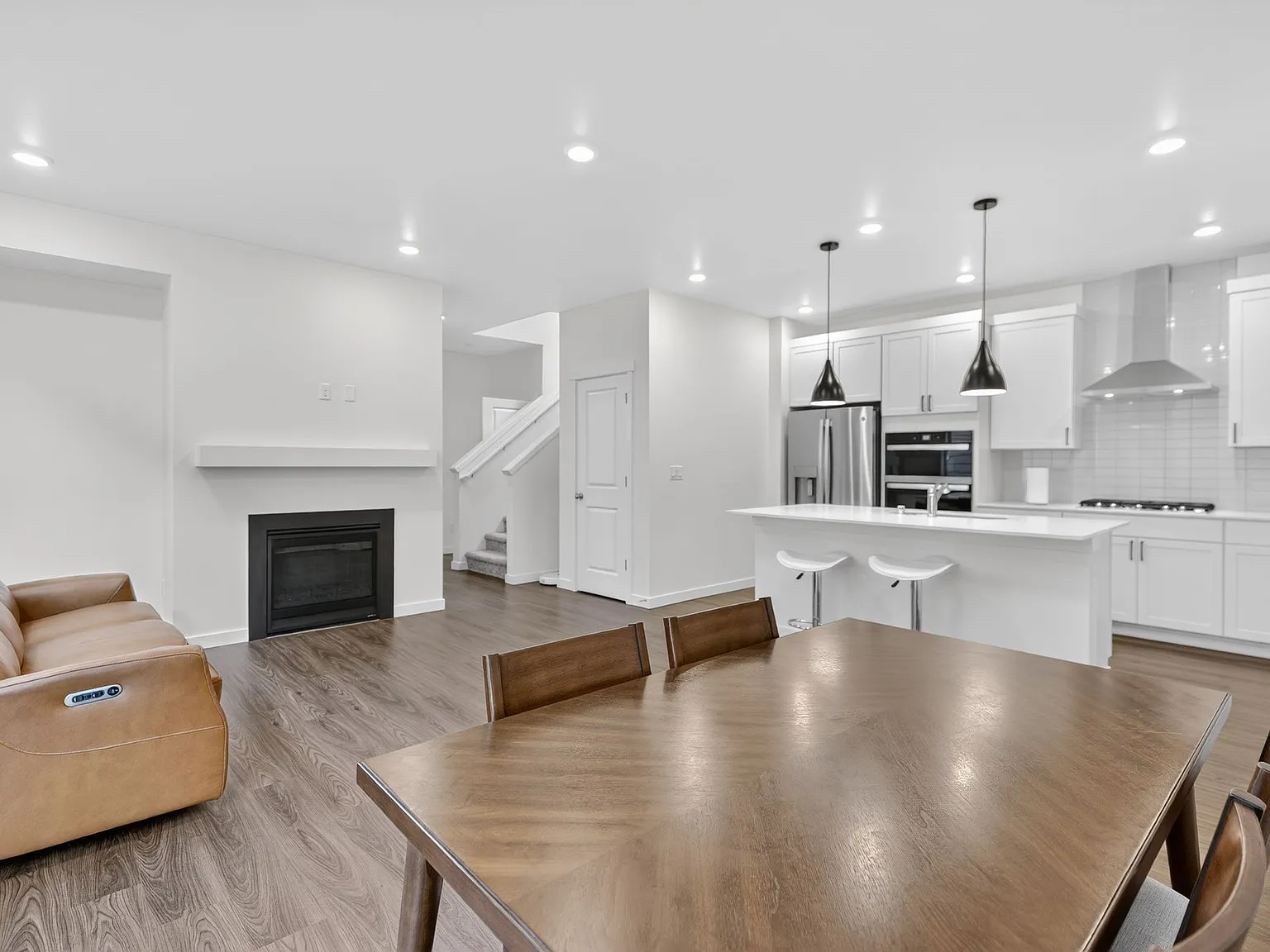 4 bed, 2040 sqft, $3,890 — Photo 2