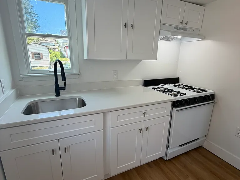 1102 Taylor Ave #4 — Photo 2