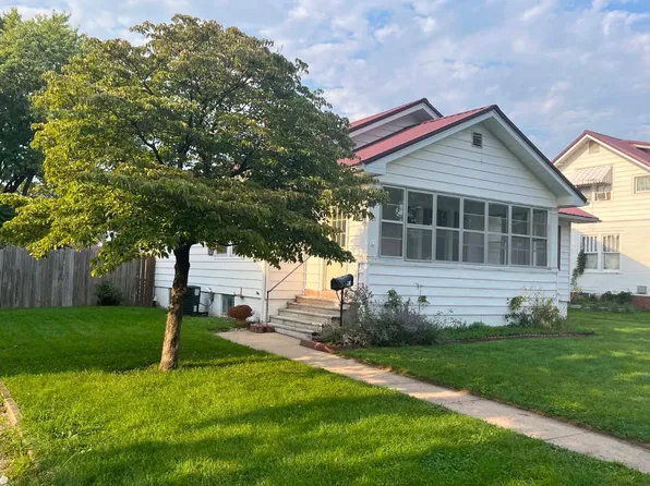 121 W Briggs Ave, Roodhouse, IL 62082