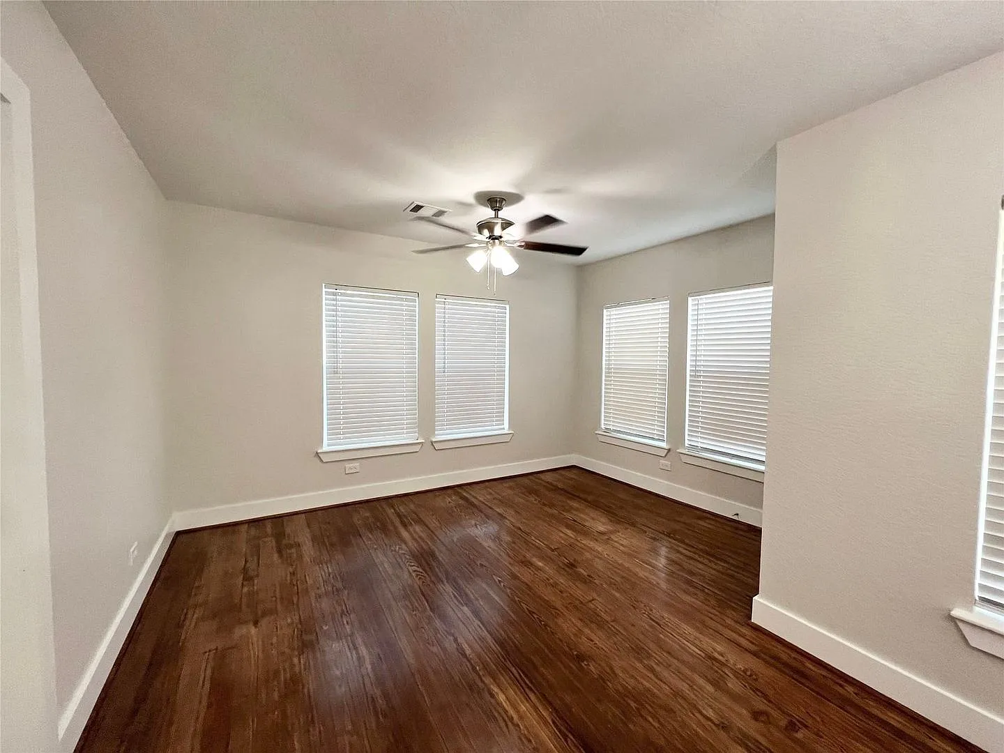 Adorable 2/1/1 Craftsman Bungalow in Angleton! — Photo 2