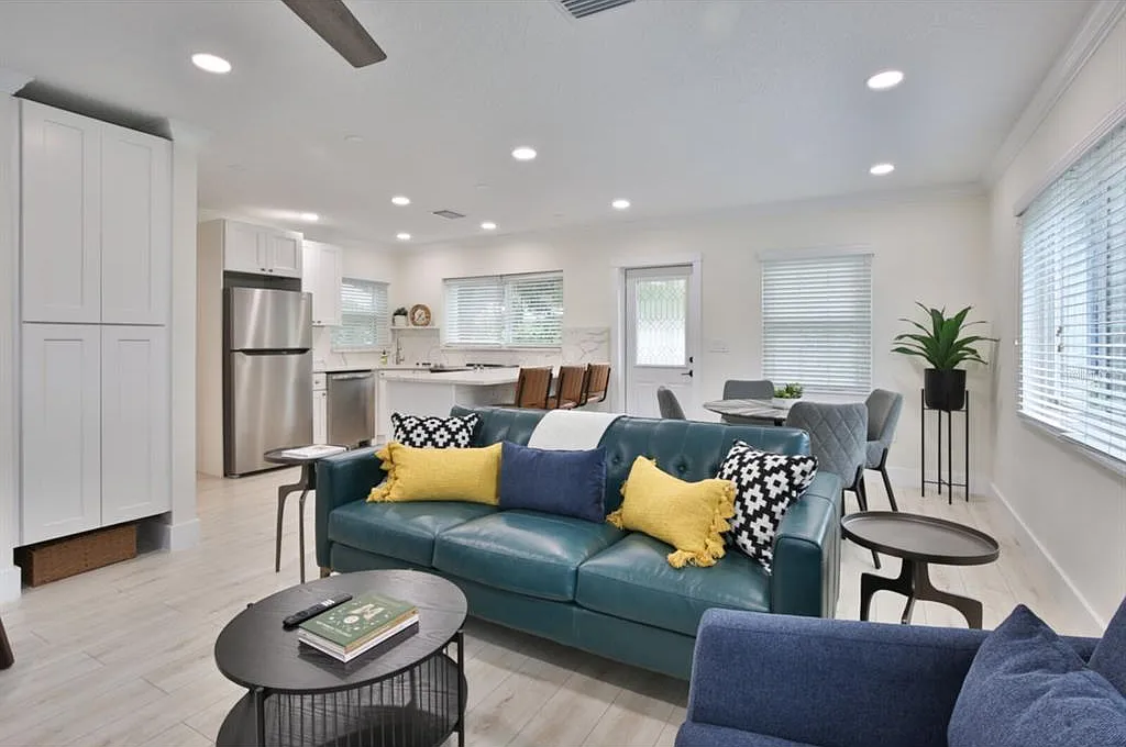 1 bed, 1.0 bath, 806 sqft, $1,995 — Photo 4