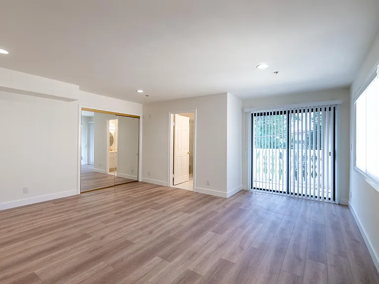 1760 N Alexandria Ave — Photo 17