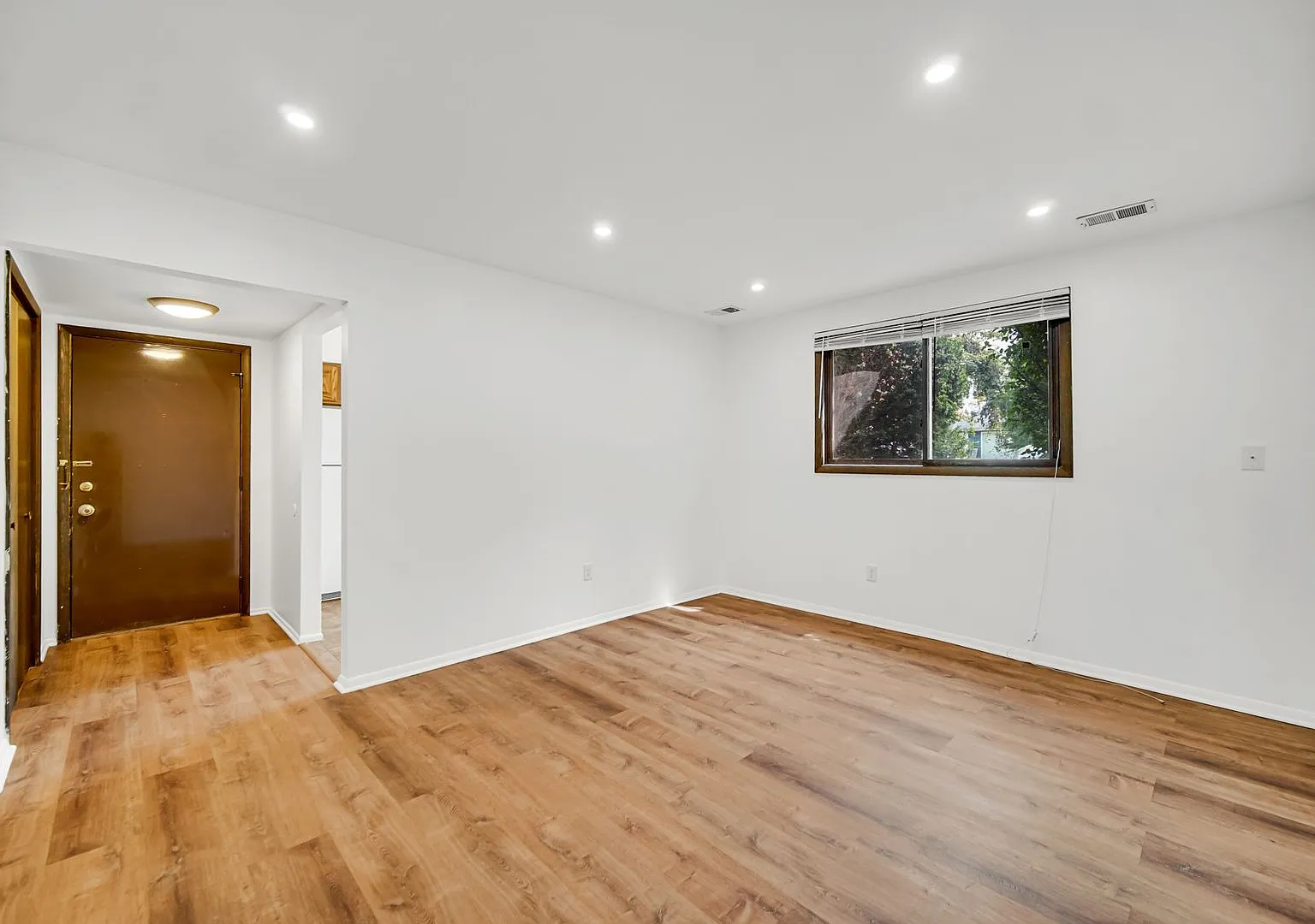 323 W Walnut St — Photo 4