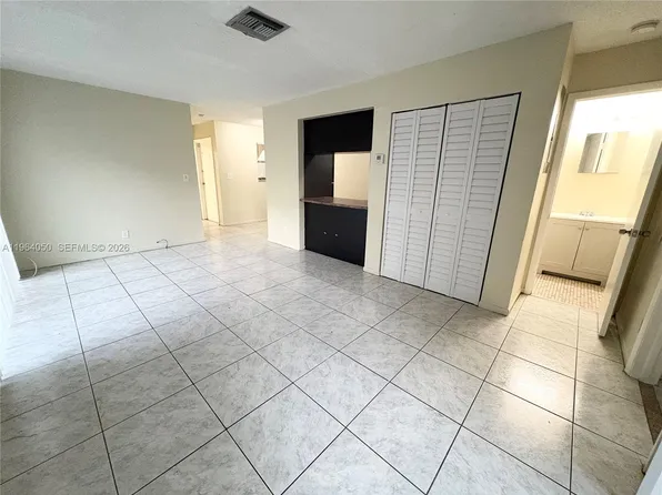 813 SW 10th St APT B, Hallandale, FL 33009