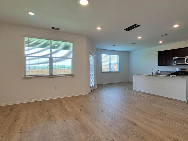 325 Brody Ln — Photo 2