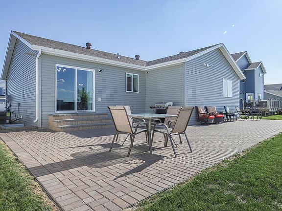 4th image of 708 23rd Ave W