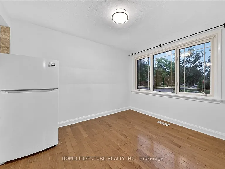 46 Stamford Sq N — Photo 10