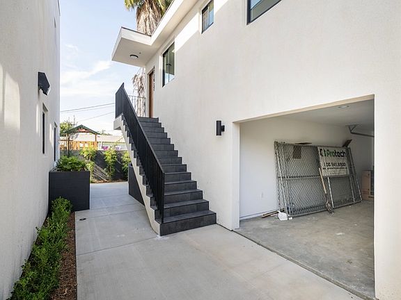 4th image of 5720 Denker Ave #1/2