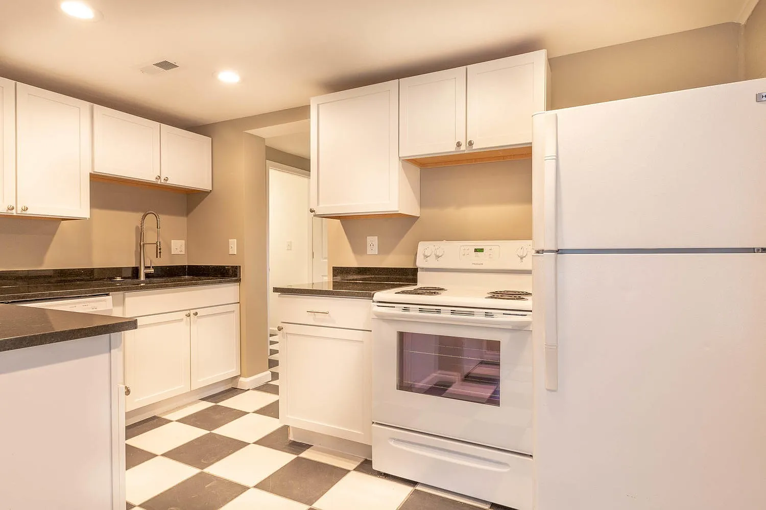 3 bed, $2,697 — Photo 4