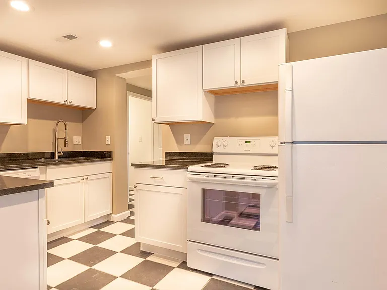 121 N Roosevelt St — Photo 4
