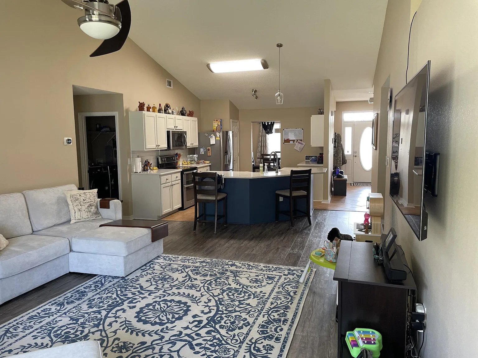 4 bed, 2410 sqft, $2,800 — Photo 3
