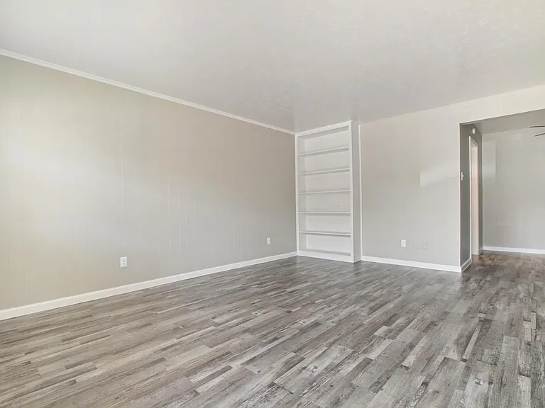 Camelot Apartments — Photo 29