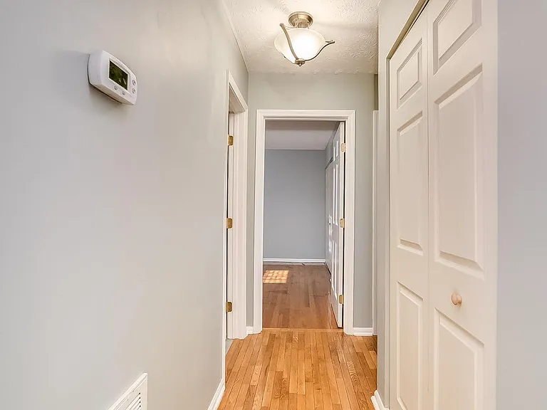 221 Wildwood Pl — Photo 2
