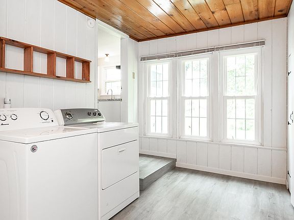 5th image of 12 Lexington Dr