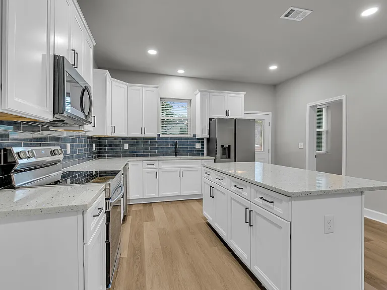 828 W 48th St — Photo 13