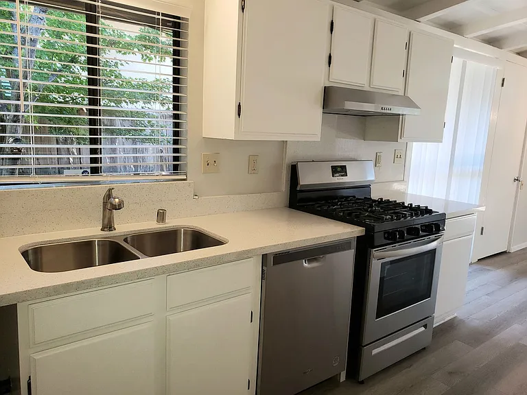 10400 Johnson Ave — Photo 7