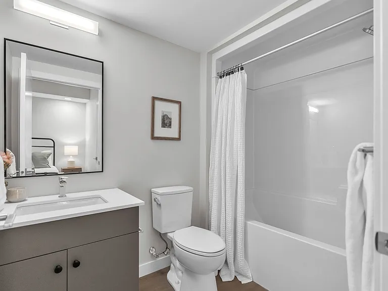 939 Chancellor Dr — Photo 10