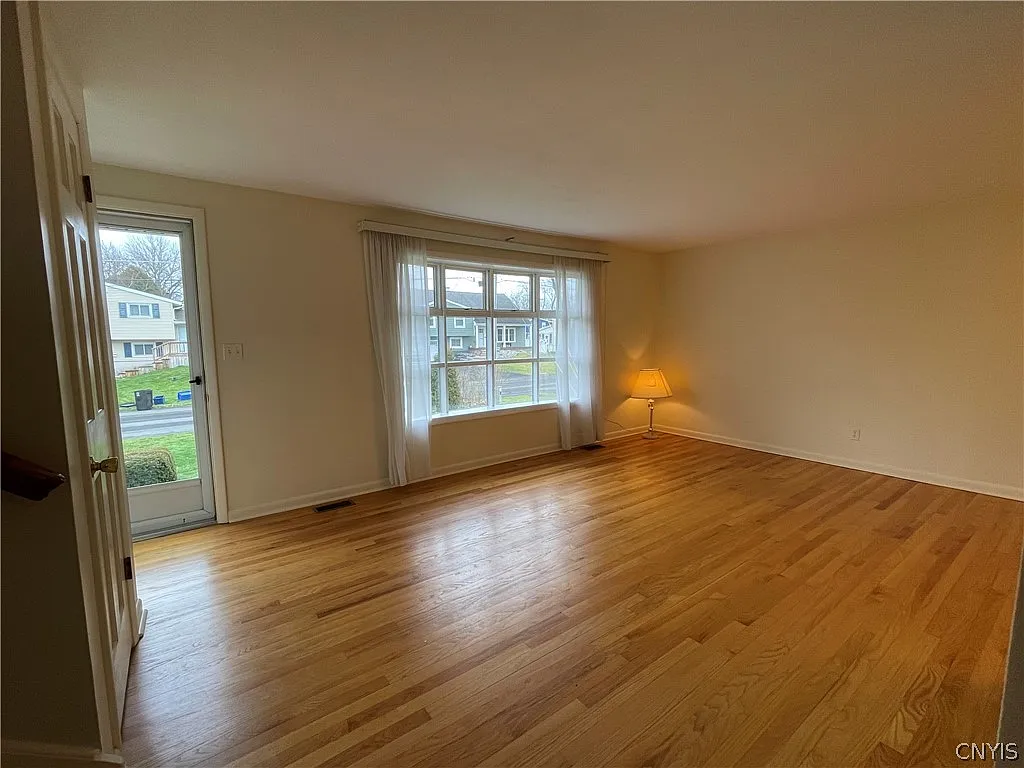 3 bed, 1.5 bath, 1476 sqft, $2,400 — Photo 4