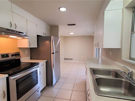 5th image of 653 Spruce St