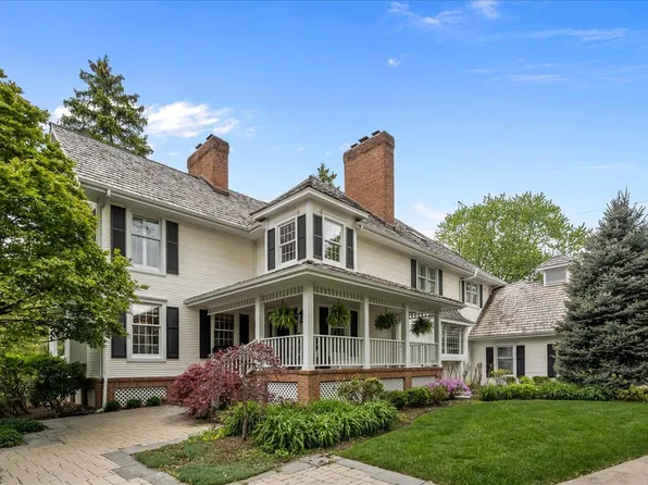 1009 Ashley Ln, Libertyville, IL 60048