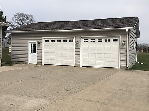 4th image of 420 Fleur Dr