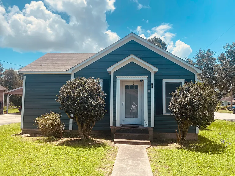 302 E Strand St — Photo 1