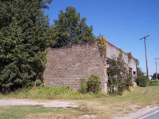 2nd image of 523 Sand Hill Rd