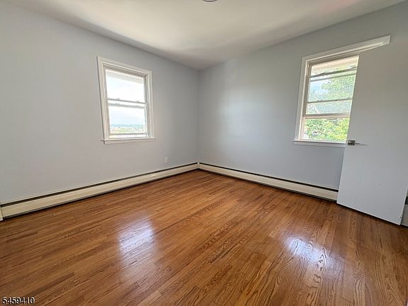 4th image of 321 Malcolm Ave