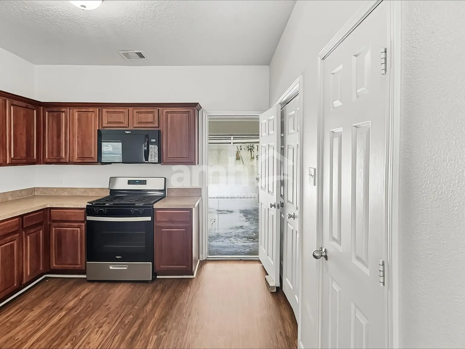 3 bed, 2.5 bath, 2192 sqft, $1,985 — Photo 4