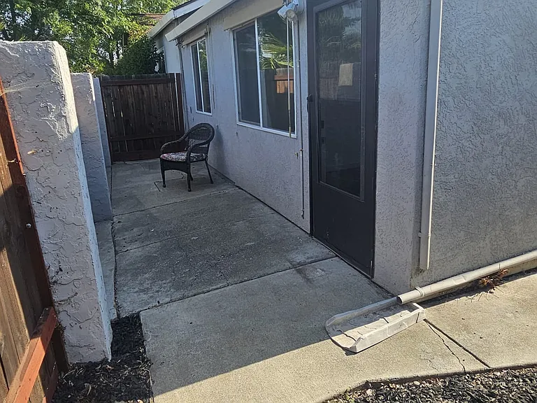 982 Kern Ct — Photo 7