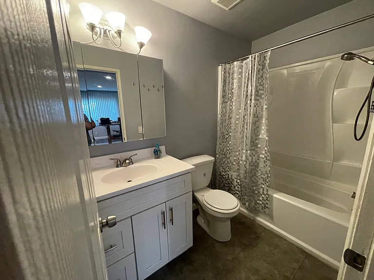 8800 Cedros Ave — Photo 20