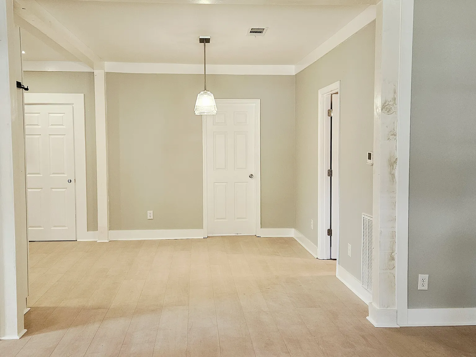3 bed, 1298 sqft, $1,900 — Photo 2