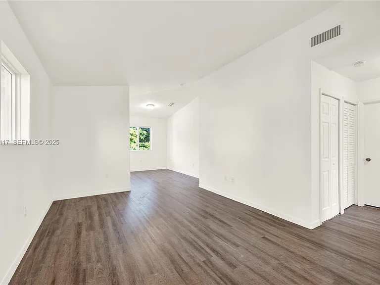 3385 NE 10th St #201 — Photo 3