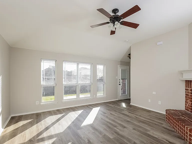 320 Foreston Dr — Photo 3