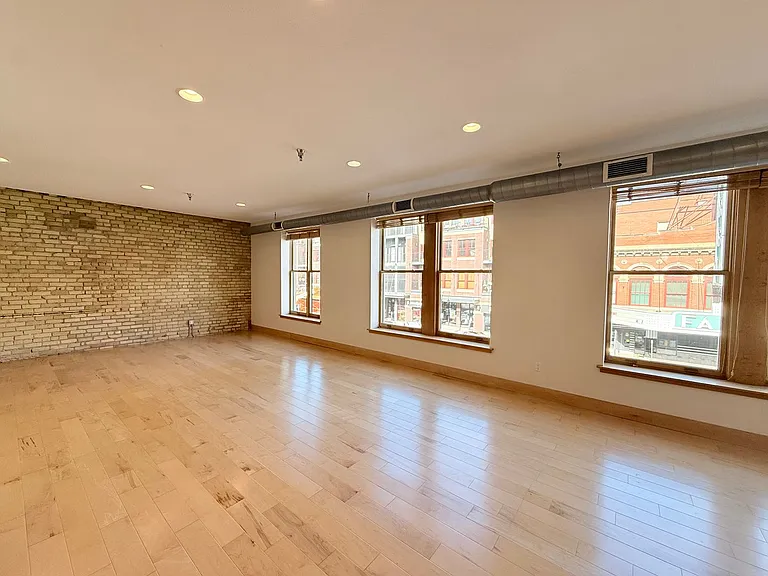 319 Broadway N — Photo 20