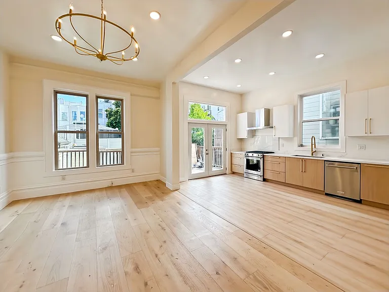 Top-Floor, Remodeled 5BR/2.5BA Victorian Flat, Pet Friendly, Steps from Alamo Square — Photo 6