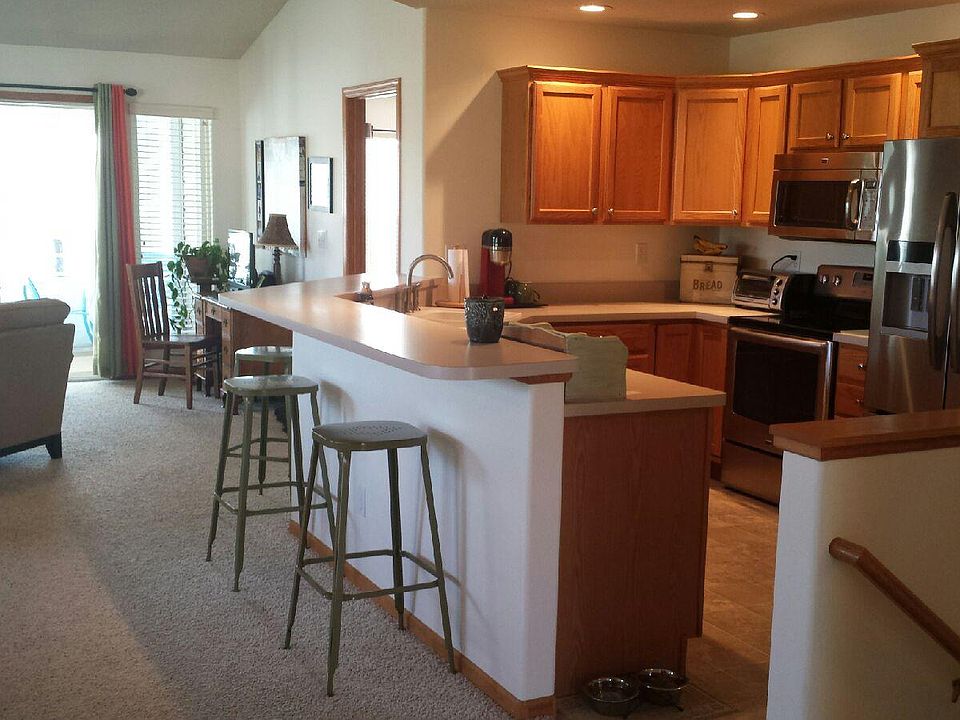 2nd image of 929 Willow Ln APT B