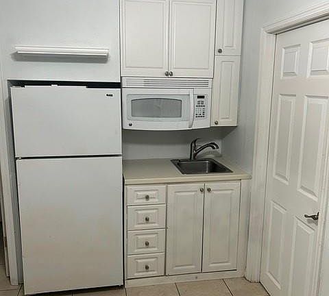 4th image of 3161 43rd ST SW