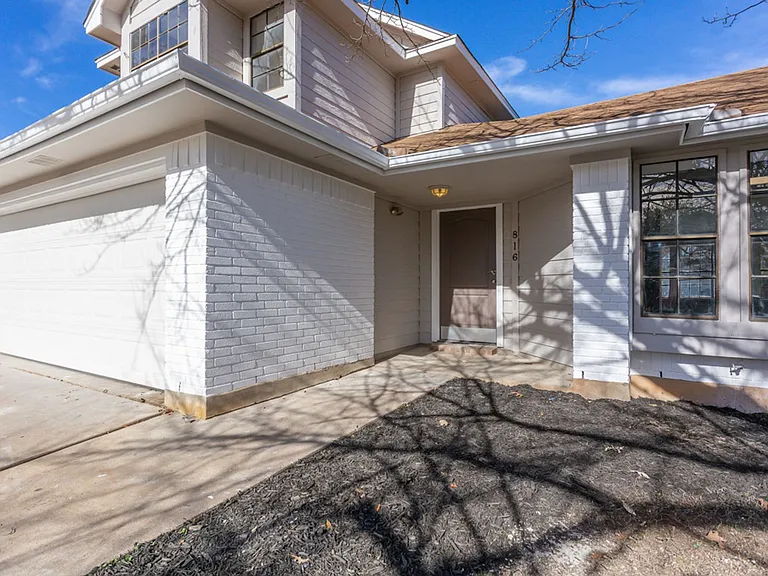 816 Clearwater Trl — Photo 2