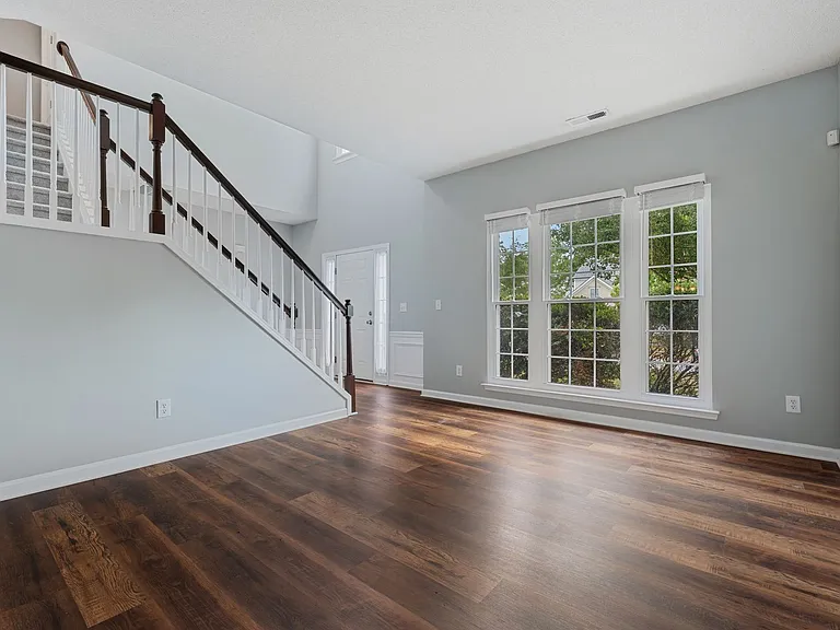 405 Grassy Point Rd — Photo 7