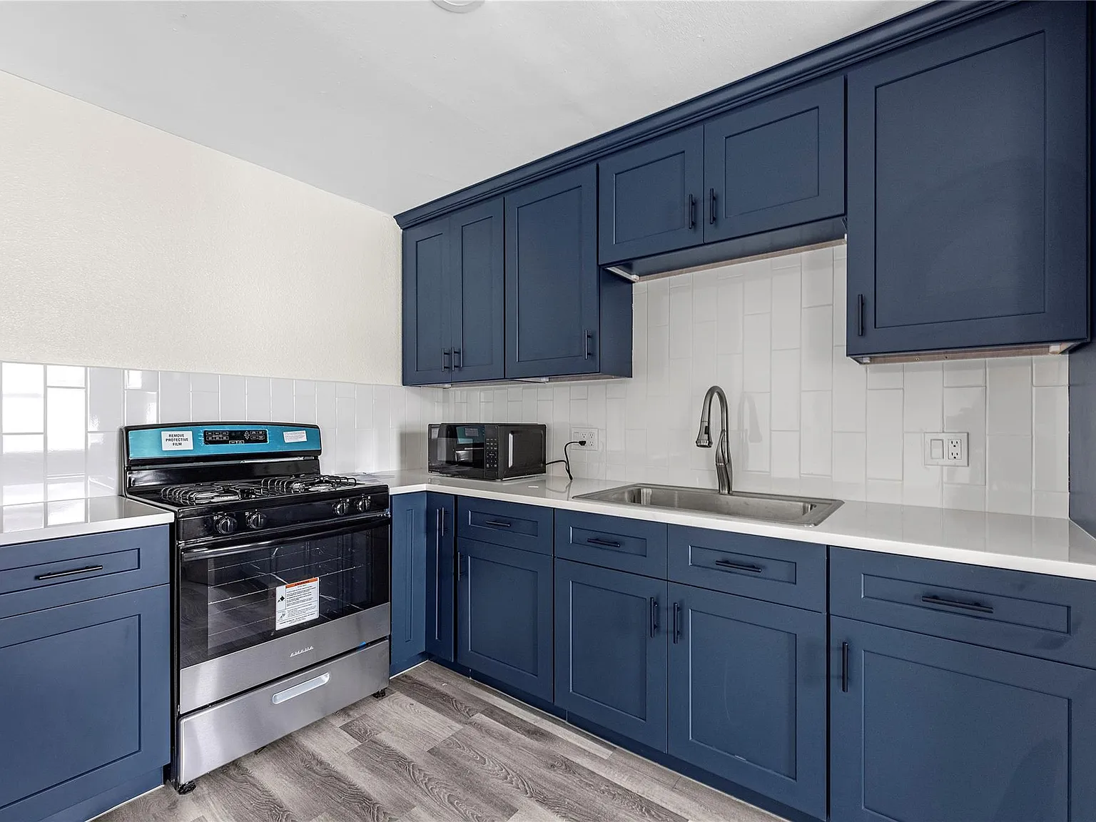 1 bed, 1.0 bath, 600 sqft, $1,198 — Photo 2