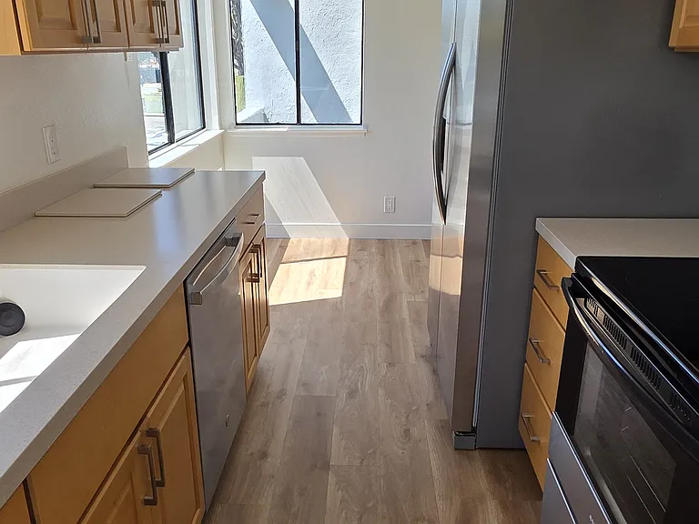 1049 Shell Blvd #8 — Photo 2