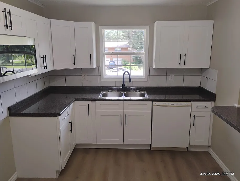 3 bed, 916 sqft, $1,300 — Photo 3