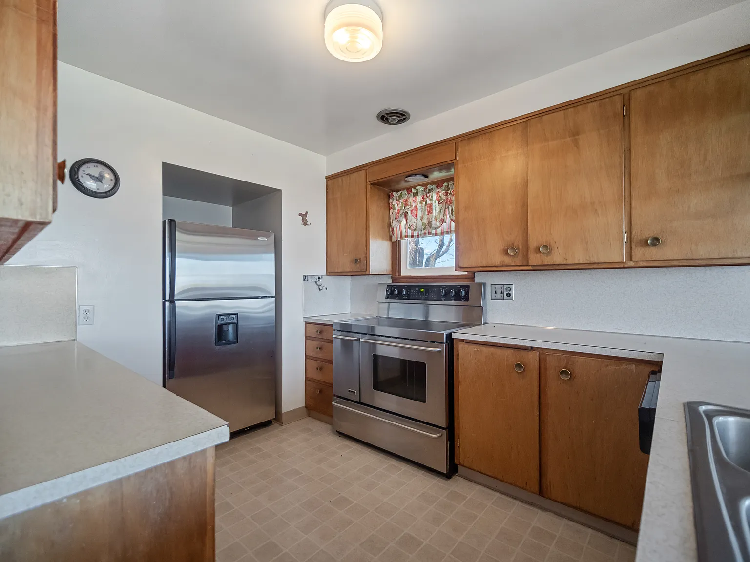 4 bed, 2400 sqft, $1,600 — Photo 2