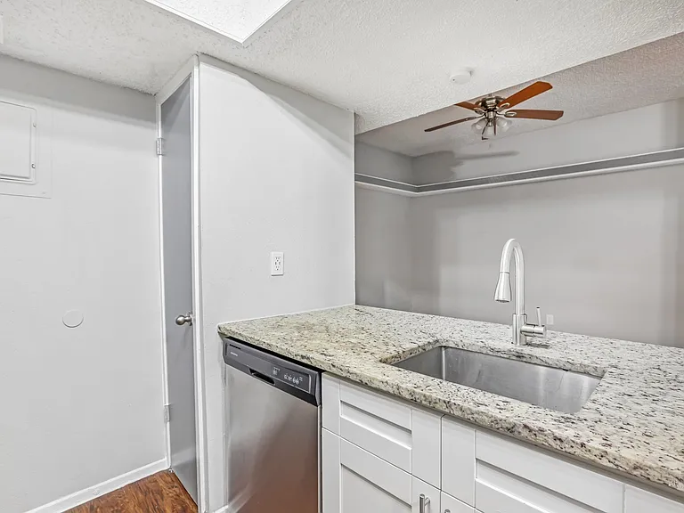 Lamar Place Apartments — Photo 69