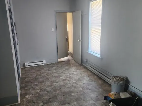 221 1/2 W Exchange St APT 2R-APT2R, Freeport, IL 61032