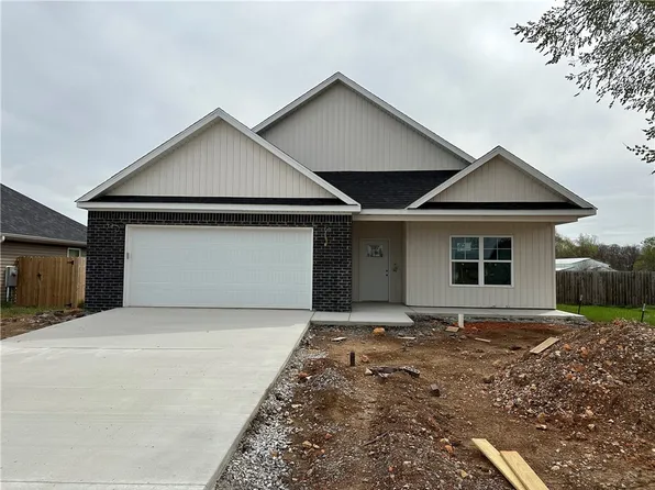 370 Miles Ave, Gentry, AR 72734