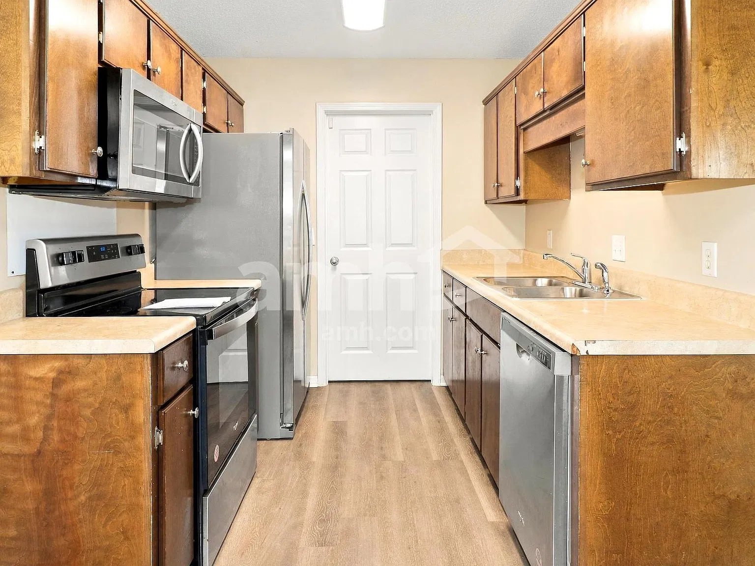 3 bed, 2.0 bath, 1327 sqft, $1,975 — Photo 3