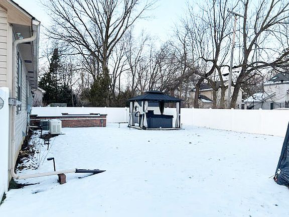 4th image of 247 Aveline Ave