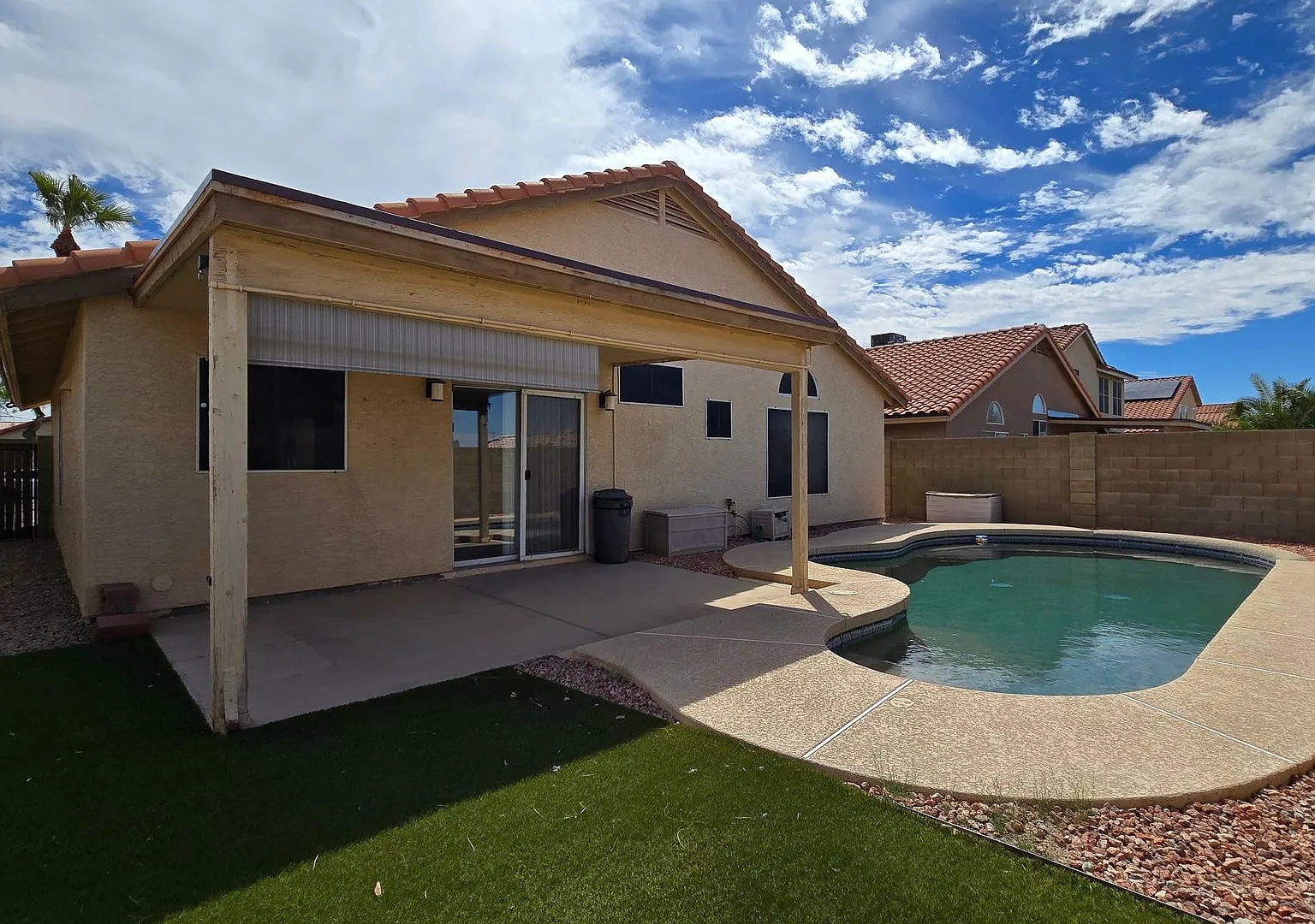 Affordable price! Private pool & new interior! — Photo 1